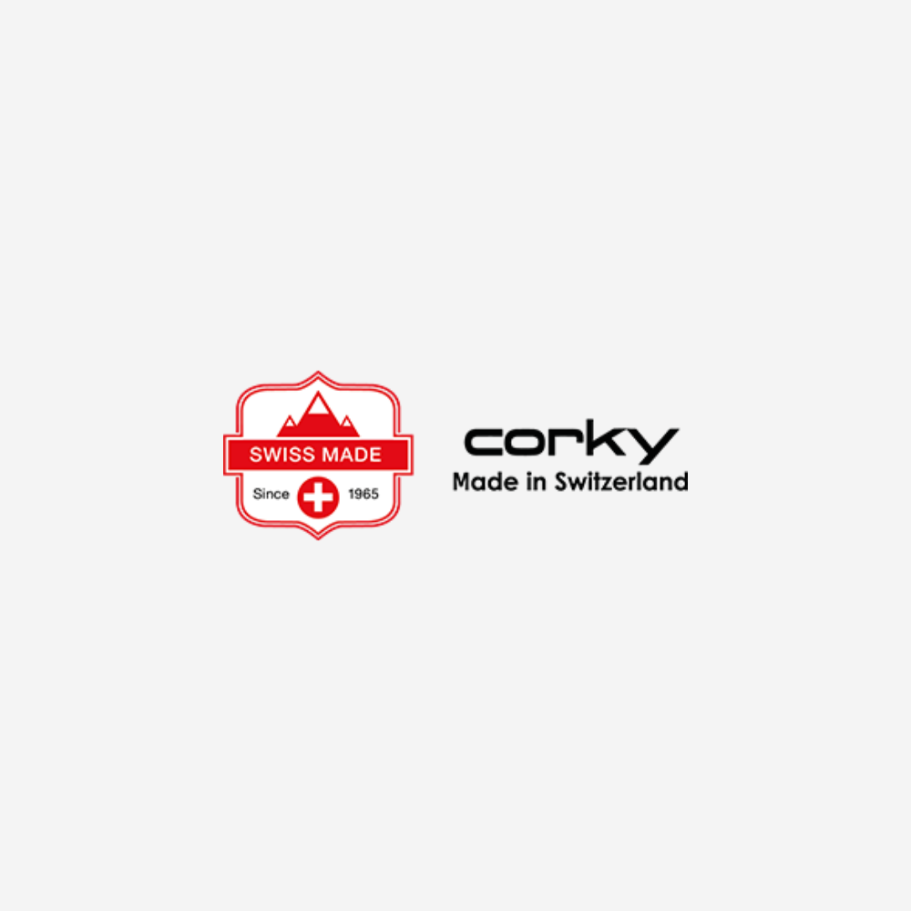Logo von Corky mit dem Schriftzug „Corky – Made in Switzerland“ in schwarzer Schrift. Daneben ein rotes „Swiss Made“-Emblem mit einem weißen Kreuz und der Aufschrift „Since 1965“.
