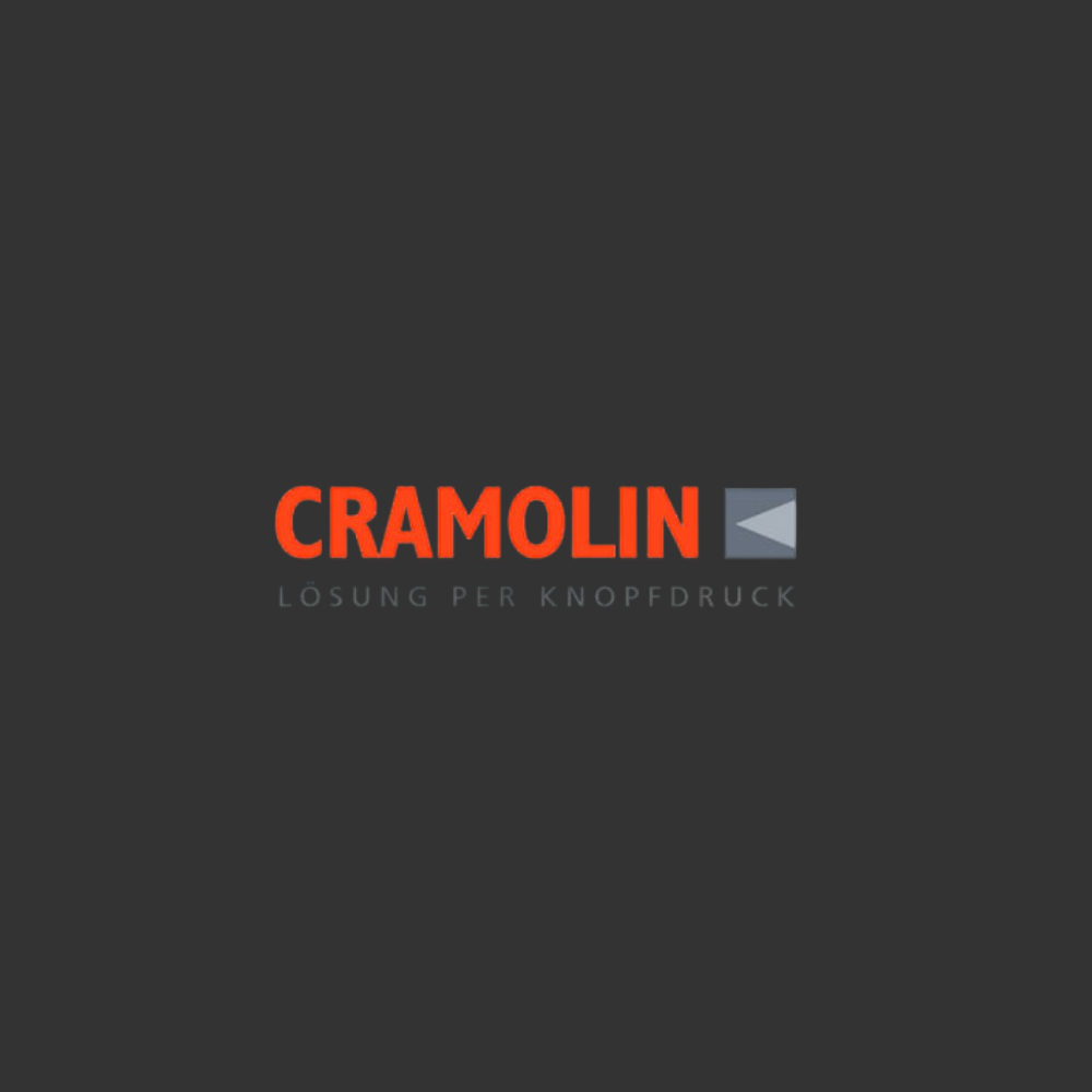 Logo von Cramolin mit dem Schriftzug „CRAMOLIN“ in roter Schrift und dem grauen Slogan „Lösung per Knopfdruck“ darunter. Rechts neben dem Schriftzug befindet sich ein graues Pfeilsymbol auf dunklem Hintergrund.