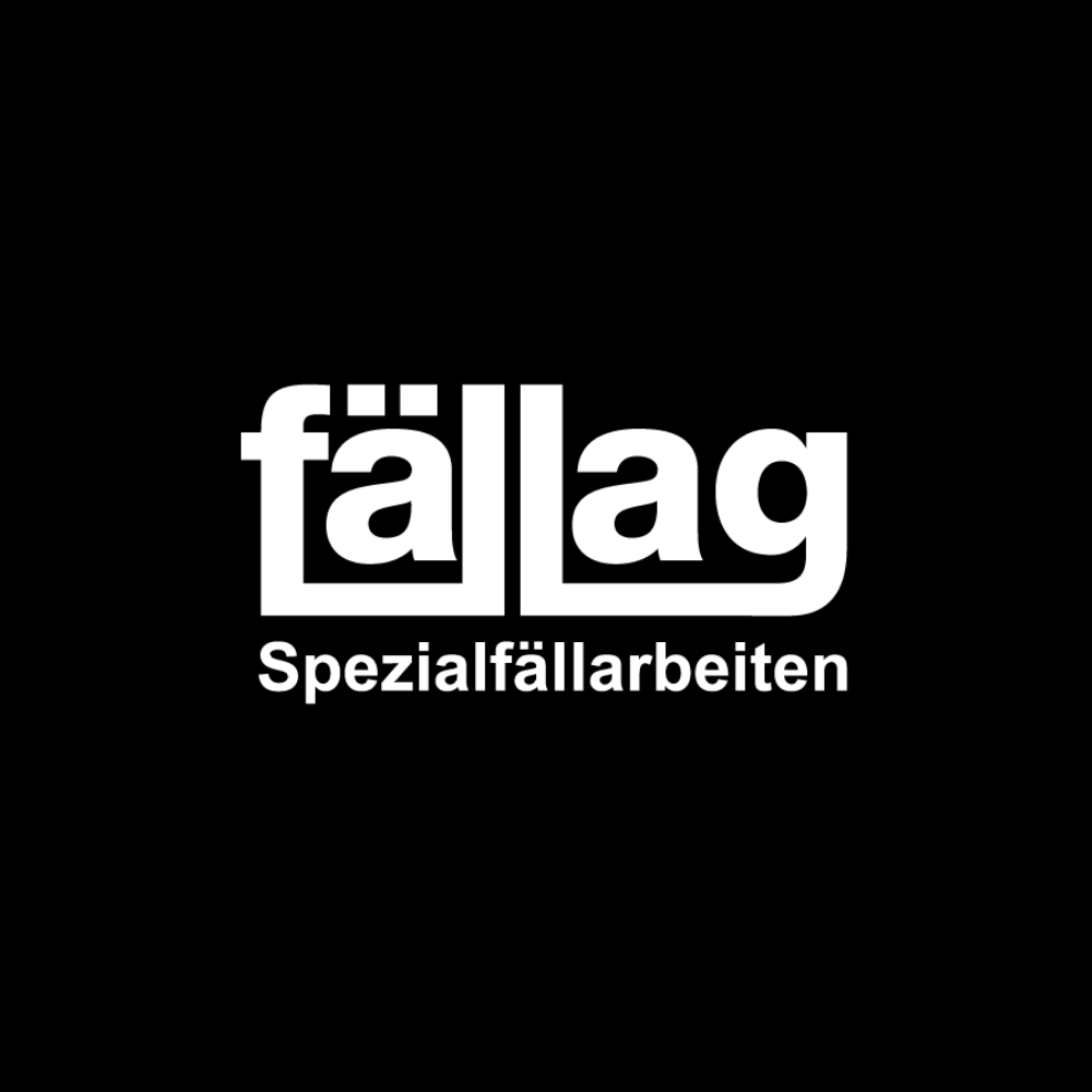 Logo der Fällag AG auf schwarzem Hintergrund. Der Schriftzug „fällag“ ist in fetter, weißer Schrift mit einem markanten vertikalen Balken zwischen „fäll“ und „ag“ gestaltet. Darunter steht in kleineren weißen Buchstaben „Spezialfällarbeiten“. Das Design wirkt klar, modern und kraftvoll.