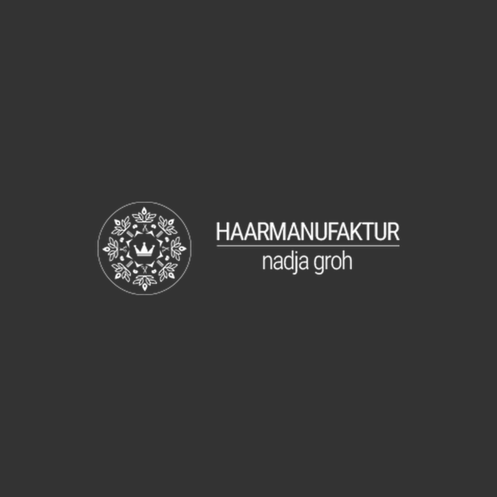 Das Logo der Haarmanufaktur Nadja Groh zeigt ein elegantes, kreisförmiges Ornament mit floralen Elementen und einer stilisierten Krone im Zentrum. Rechts daneben steht der Schriftzug „HAARMANUFAKTUR nadja groh“, wobei der obere Teil in Großbuchstaben und der untere in Kleinbuchstaben gesetzt ist. Die Gestaltung in Weiß auf dunklem Hintergrund vermittelt einen hochwertigen, stilvollen und modernen Eindruck.