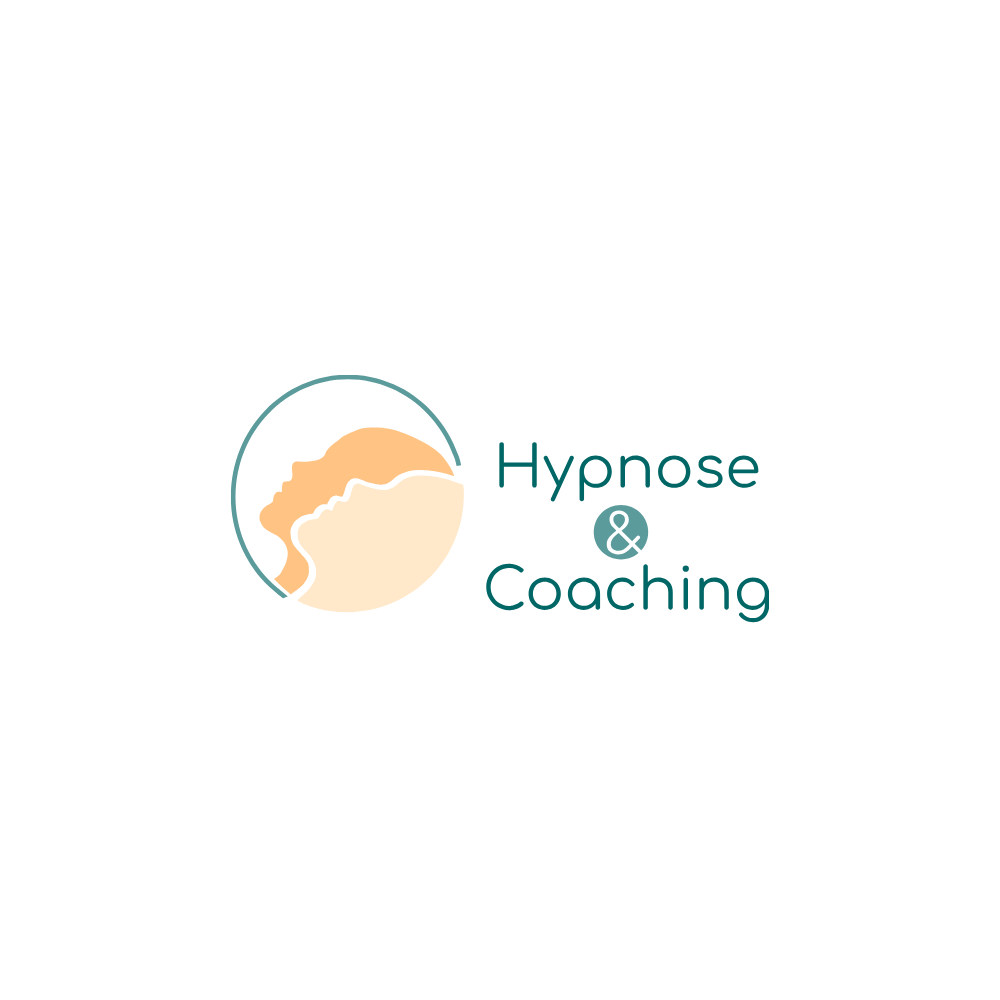 Das Logo von Hypnose & Coaching kombiniert weiche Formen und warme Farben, um Ruhe, Vertrauen und Achtsamkeit zu vermitteln. Die Silhouetten symbolisieren Bewusstsein und innere Balance, während der feine Kreis den Prozess der Ganzheit und Heilung andeutet. Das Farbspiel aus sanftem Pfirsich und Petrolgrün strahlt zugleich Wärme und Klarheit aus – ideal für ein therapeutisches, einfühlsames Markenbild.