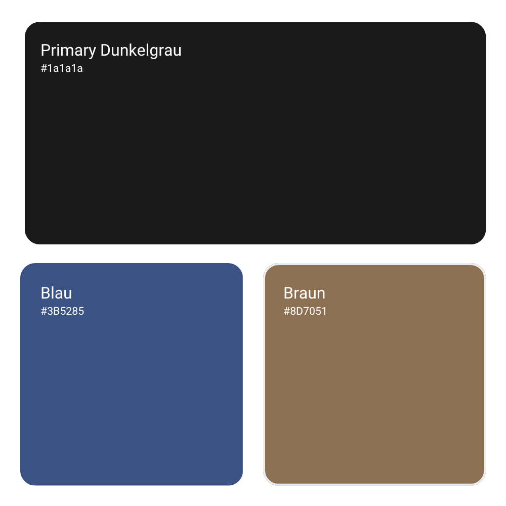 Farbpalette mit drei Farbfeldern: oben ein großes dunkelgraues Feld mit der Bezeichnung Primary Dunkelgrau und dem Hex-Code #1a1a1a; unten links ein blaues Feld mit dem Hex-Code #3B5285; unten rechts ein braunes Feld mit dem Hex-Code #8D7051.