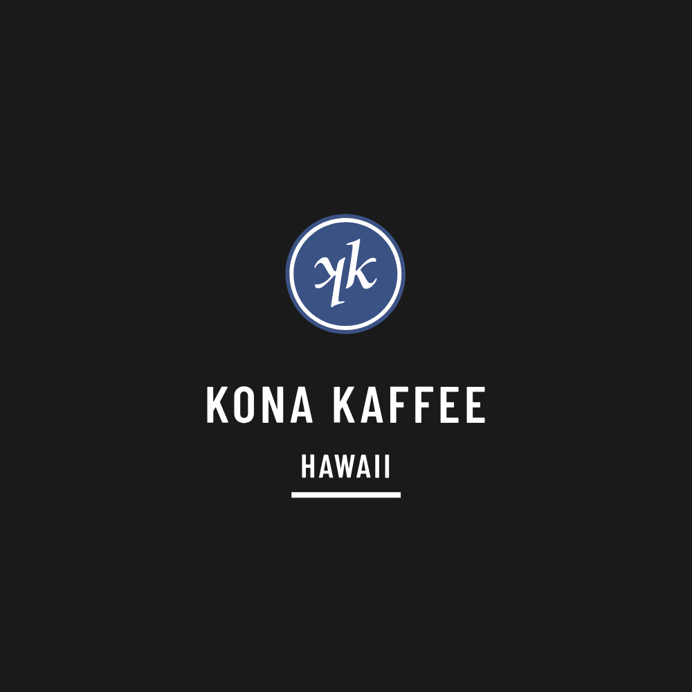 Logo mit rundem blauem Emblem mit den Initialen „kk“, darunter der weiße Schriftzug KONA KAFFEE und darunter HAWAII mit einer Unterstreichung.