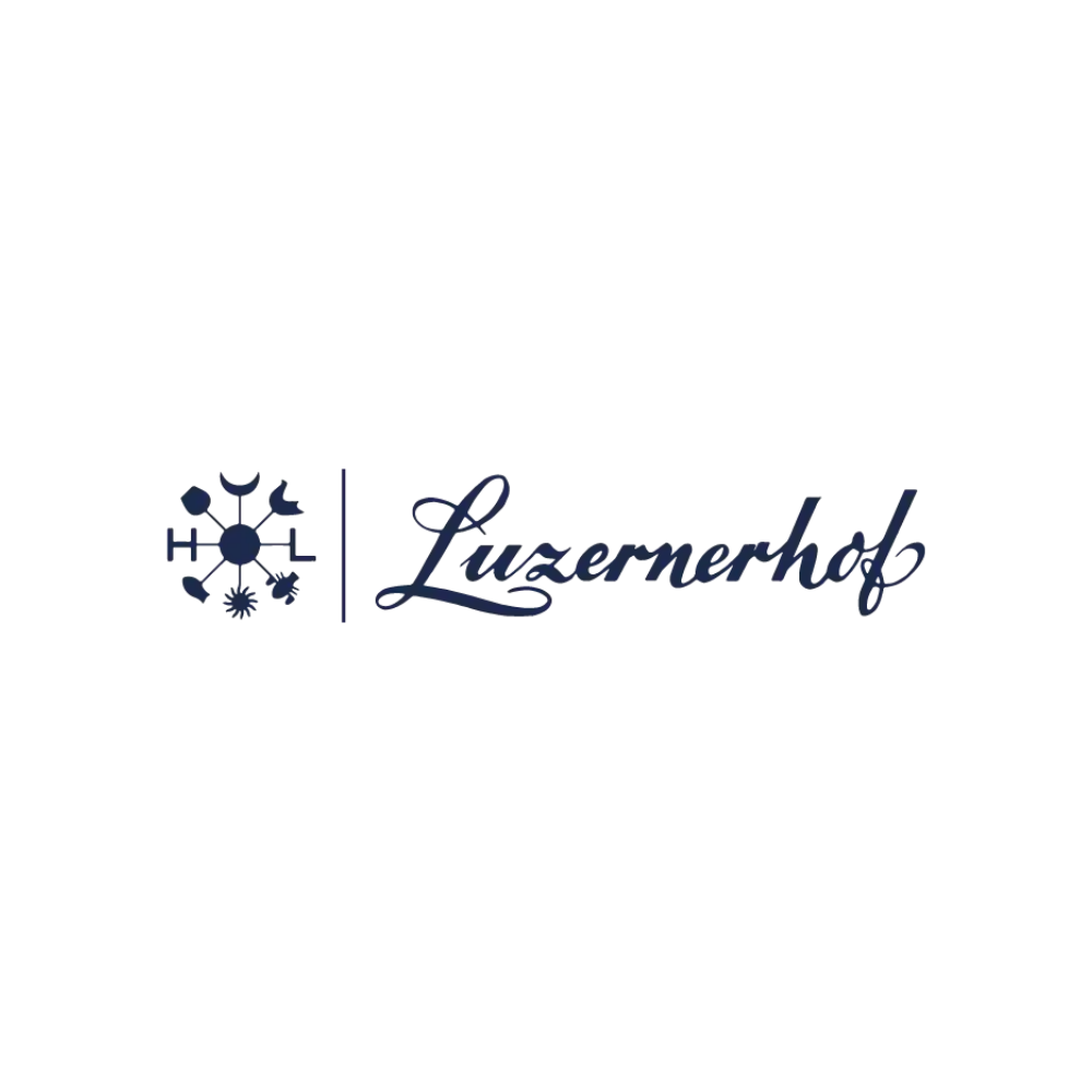 Logo mit einem dunkelblauen, runden Symbol links, das verschiedene Icons und die Buchstaben H und L enthält, getrennt durch eine vertikale Linie vom geschwungenen Schriftzug Luzernerhof.