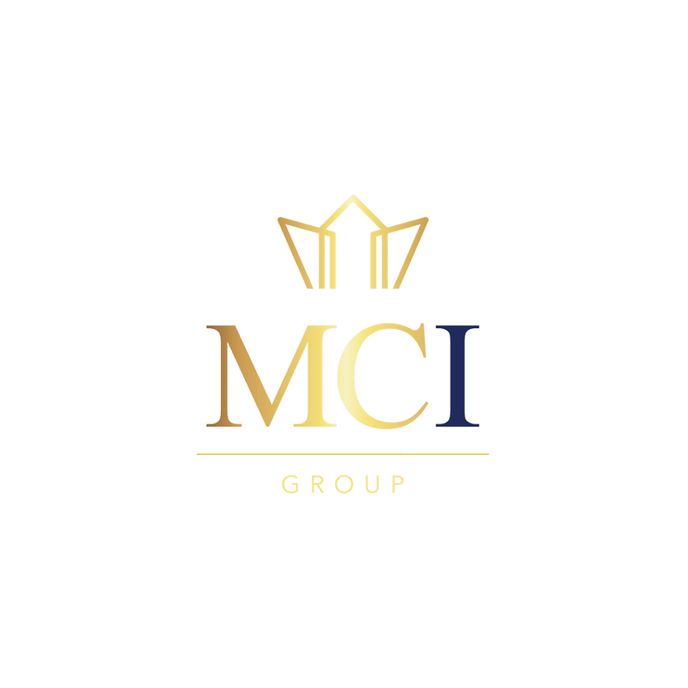 mci group logo mit goldener krone und dem schriftzug mci in gold zu blau verlaufend
