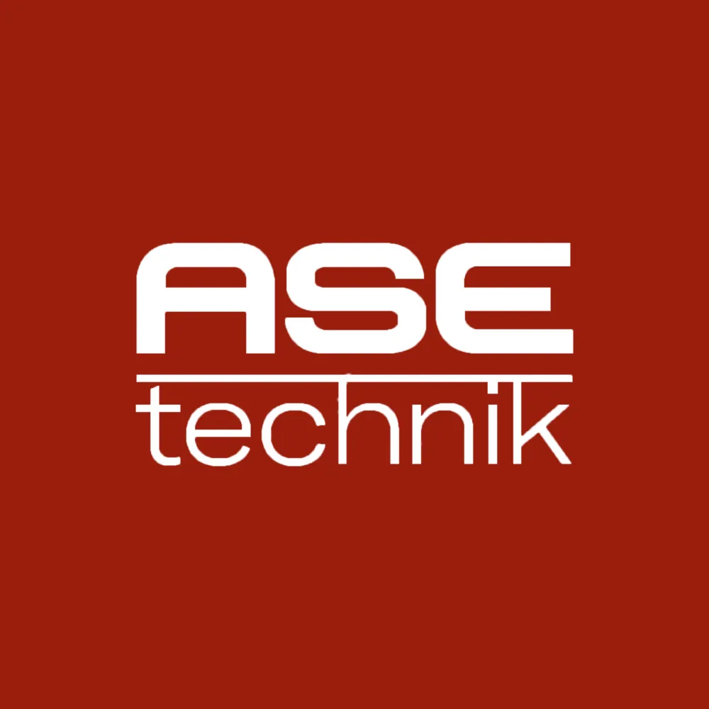 Logo mit dem weißen Schriftzug „ASE“ in einer breiten, technisch wirkenden Schrift; darunter steht „technik“ in Kleinbuchstaben, getrennt durch eine dünne horizontale Linie. Hintergrund in einem dunklen Rotton.