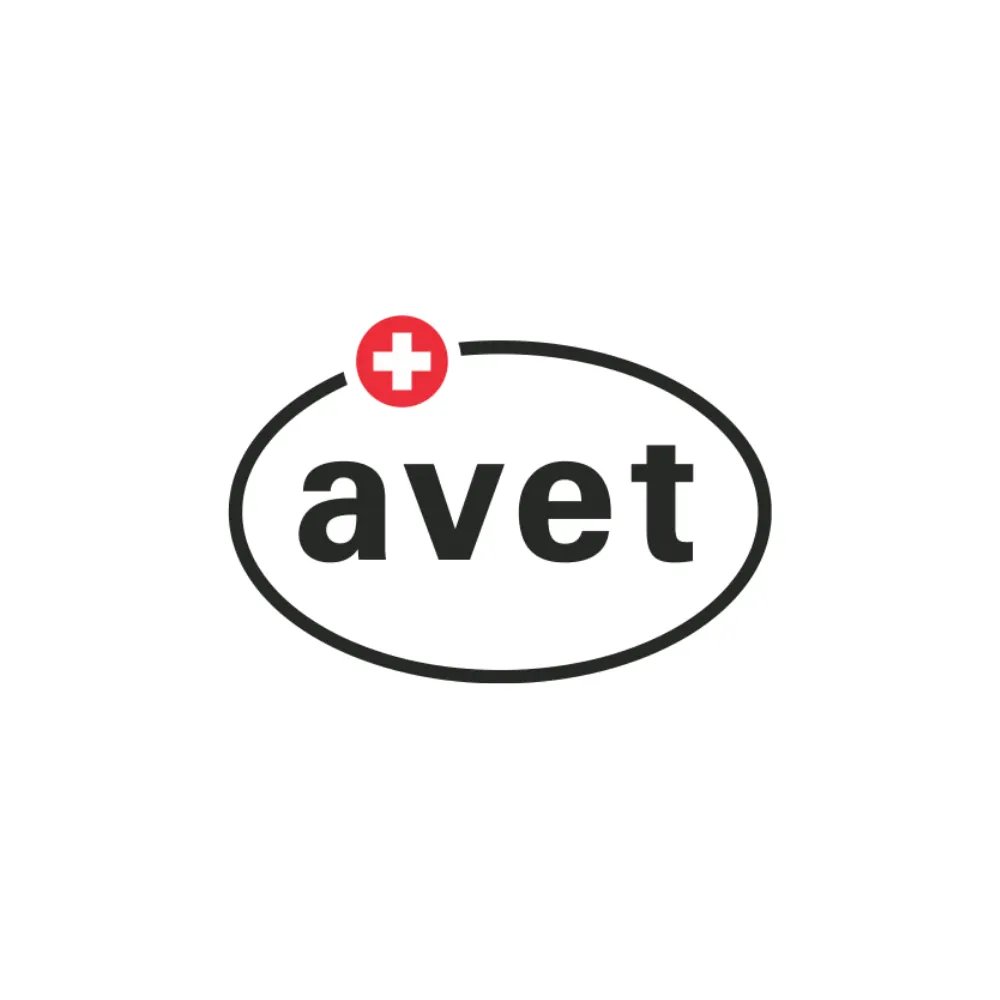 Logo mit dem schwarzen Schriftzug „avet“ in Kleinbuchstaben, umrandet von einer ovalen schwarzen Linie, die oben rechts durch ein rotes Kreis-Symbol mit weißem Kreuz unterbrochen wird.