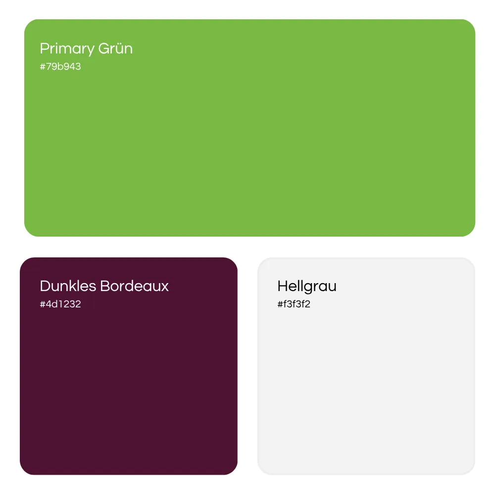 Eine Farbpalette mit drei Farbflächen. Oben befindet sich ein großes Rechteck in hellem Grün mit der Beschriftung „Primary Grün #79b943“. Darunter links ein dunkles bordeauxfarbenes Feld mit der Aufschrift „Dunkles Bordeaux #4d1232“ und rechts daneben ein hellgraues Feld mit der Aufschrift „Hellgrau #f3f3f2“.