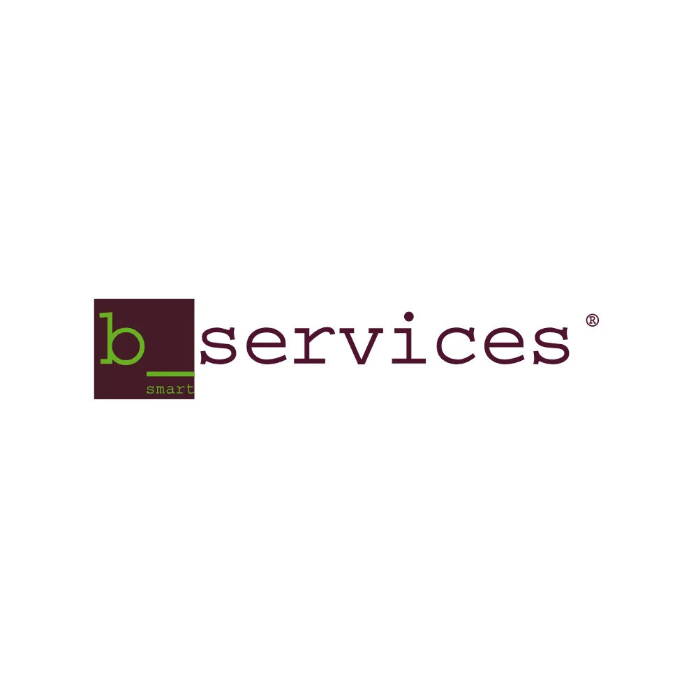 Ein Logo mit dem Wort „b_services“. Links steht ein quadratisches, dunkelviolettes Feld mit einem grünen, kleingeschriebenen „b“ und einem Unterstrich. Unter dem Quadrat ist klein das Wort „smart“ in Grün zu sehen. Rechts daneben folgt der Schriftzug „services“ in einer dunkelvioletten, serifenlosen Schrift. Oben rechts neben dem Wort befindet sich ein eingekreistes Registrierungszeichen „®“.