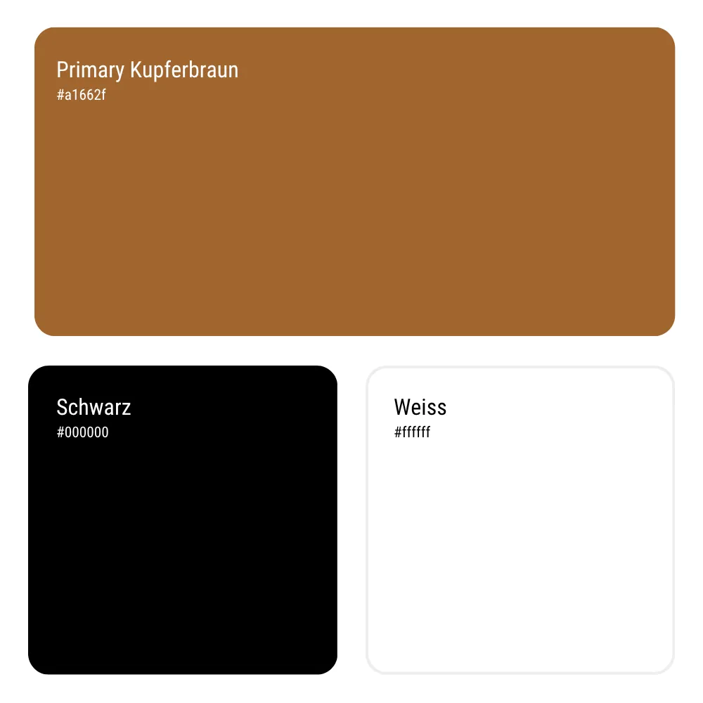 Eine Farbpalette mit drei Farbflächen. Oben ein großes Rechteck in Kupferbraun mit der Beschriftung „Primary Kupferbraun #a1662f“. Darunter links ein schwarzes Feld mit der Aufschrift „Schwarz #000000“ und rechts ein weißes Feld mit der Aufschrift „Weiss #ffffff“.