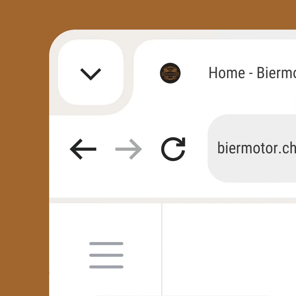 Ein Screenshot eines Browserfensters in einer mobilen Ansicht. Oben links ist ein abgerundeter Button mit einem nach unten gerichteten Pfeil zu sehen. Rechts daneben steht der Seitentitel „Home – Biermotor“ mit einem kleinen runden Logo. Darunter befinden sich die Navigationssymbole für Zurück, Weiter und Aktualisieren, daneben ein graues Eingabefeld mit der URL „biermotor.ch…“. Unten ist ein Hamburger-Menü-Icon zu erkennen. Im Hintergrund ist ein kupferbrauner Rand sichtbar.