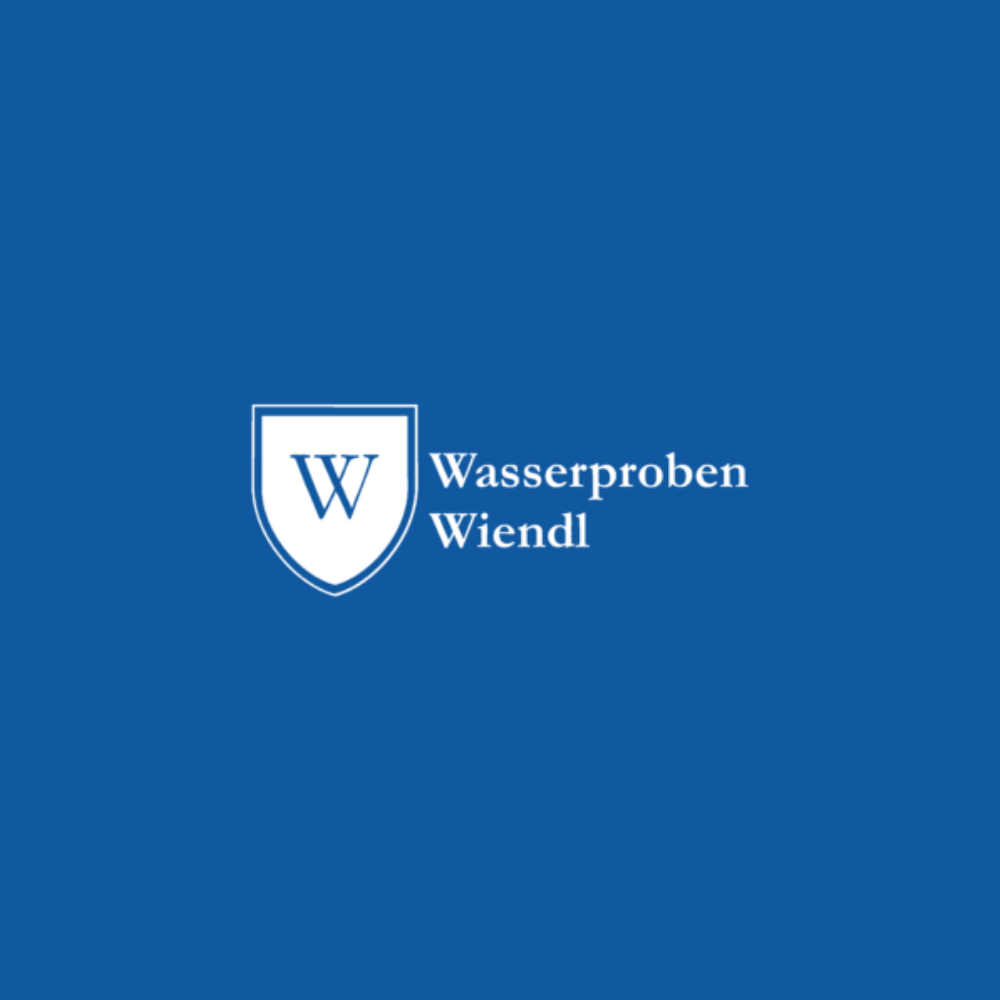 Logo mit einem weißen Schild, das den Buchstaben ‘W’ enthält, daneben der weiße Schriftzug ‘Wasserproben Wiendl’ auf blauem Hintergrund.