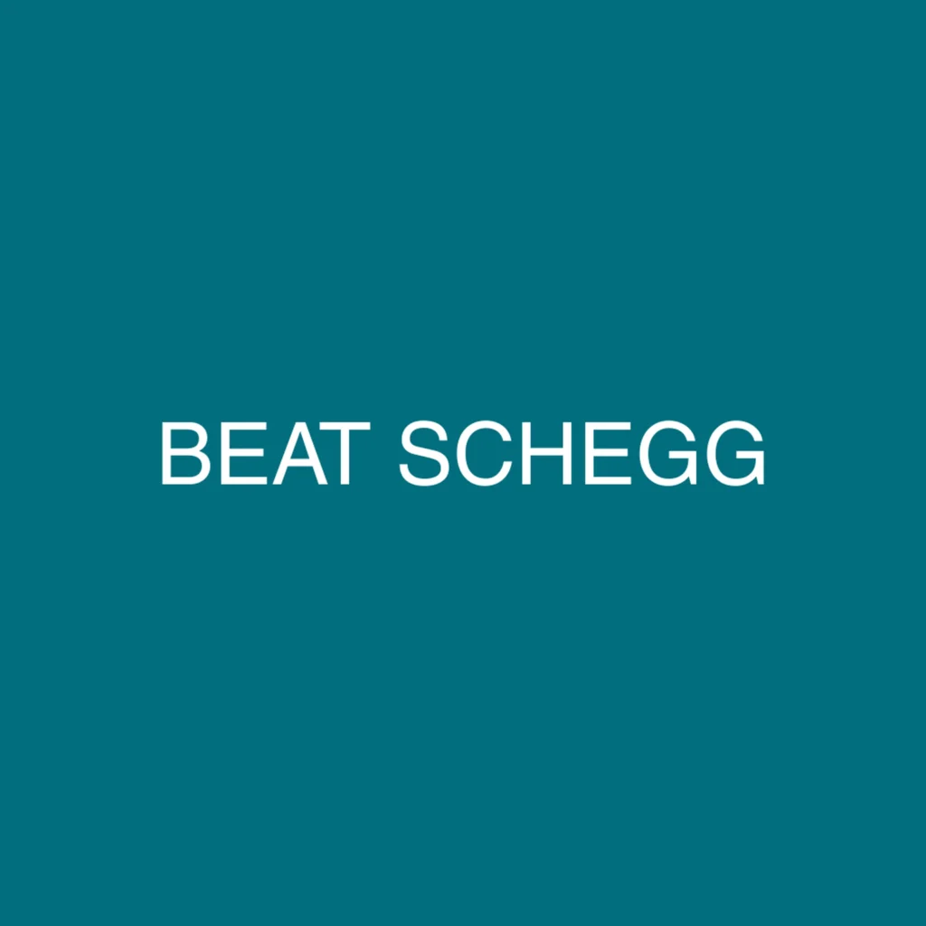 Beat Schegg Schriftzug in Weiss auf tuerkisfarbenem Hintergrund