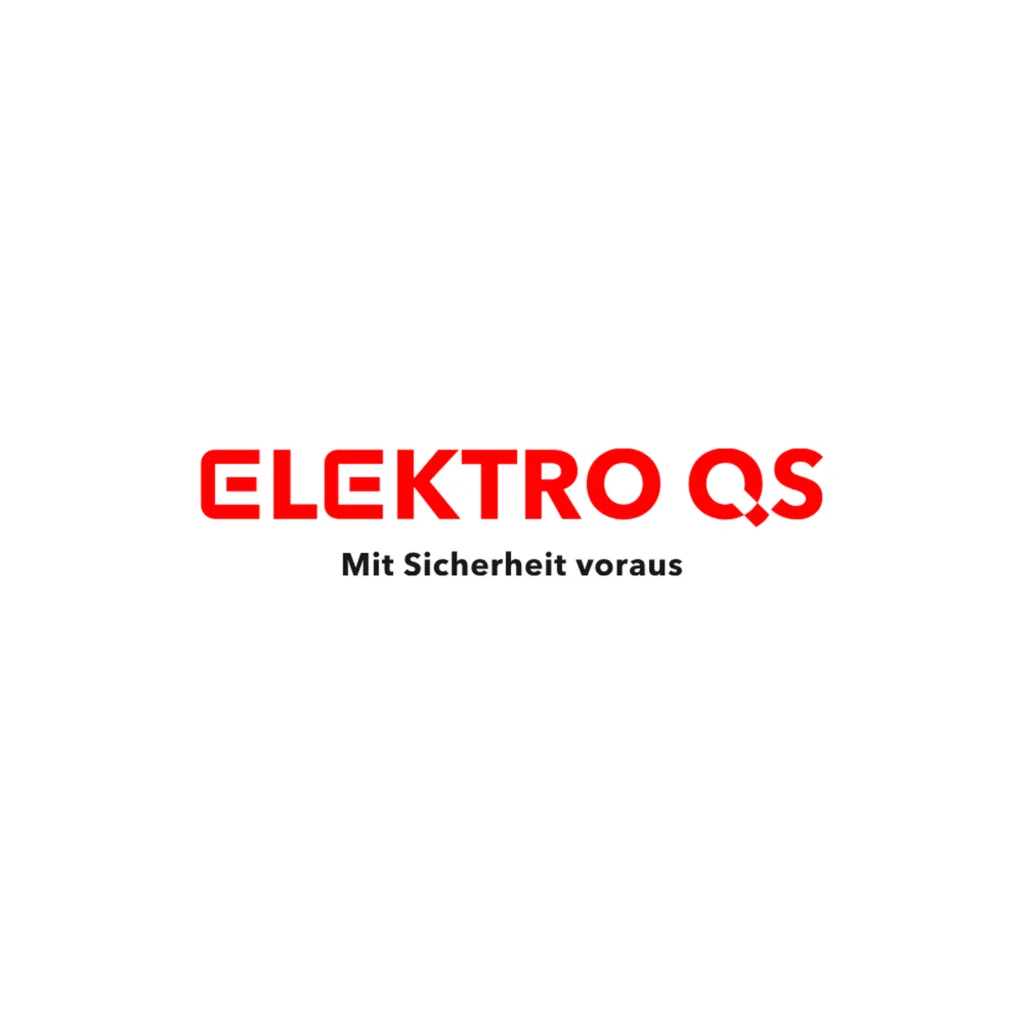 Firmenlogo Elektro QS mit rotem Schriftzug und dem Slogan Mit Sicherheit voraus auf weissem Hintergrund.