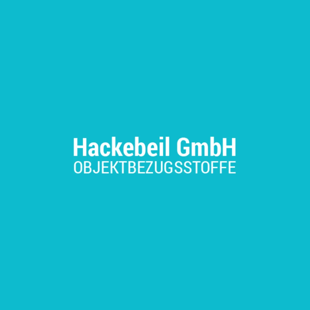 Logo der Hackebeil GmbH auf türkisfarbenem Hintergrund mit der Wortmarke „Hackebeil GmbH“ und dem Zusatz „Objektbezugsstoffe“ in Weiß.