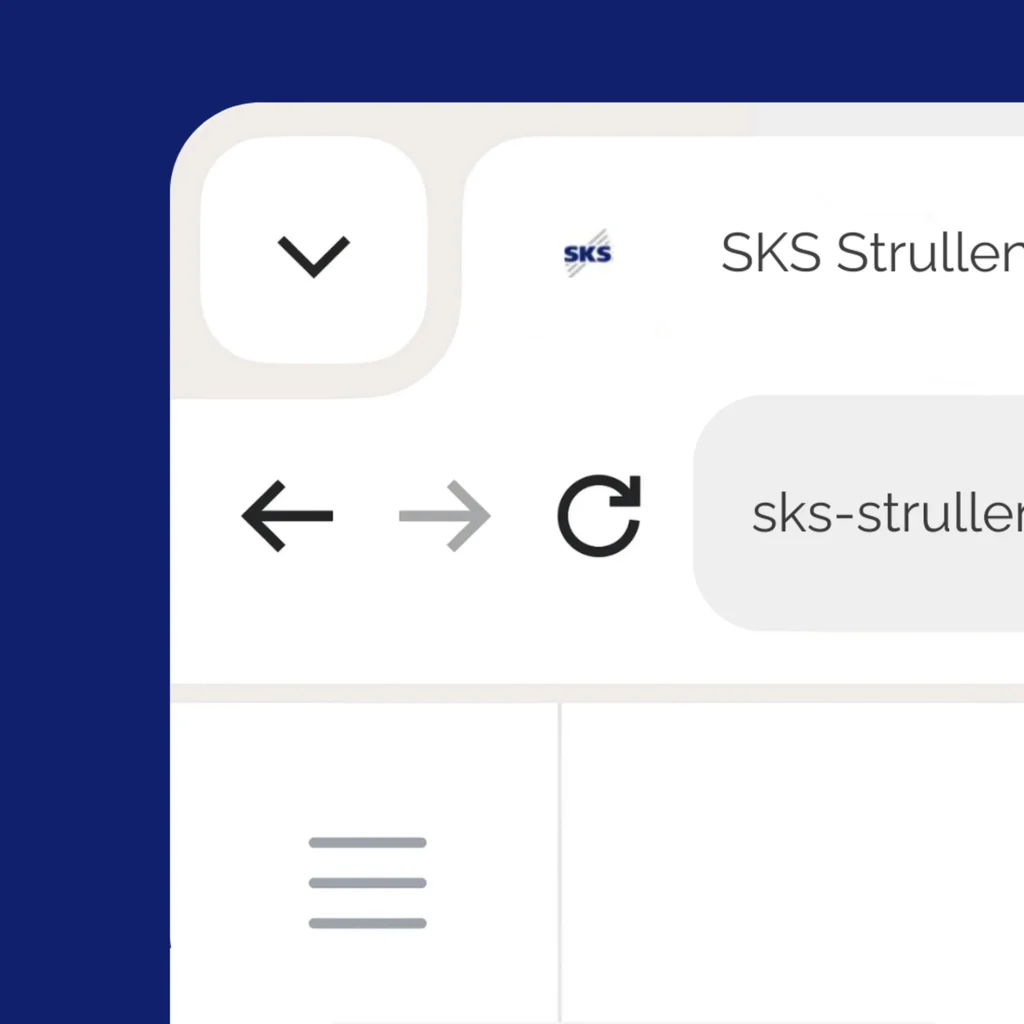 Ausschnitt einer Website-Navigation mit dunkelblauem Hintergrund: links ein abgerundeter Dropdown-Button mit Pfeil nach unten, daneben das SKS-Logo und der Seitentitel „SKS Strullen…“. Darunter Navigationssymbole für Zurück, Vorwärts und Aktualisieren sowie eine Adressanzeige mit abgerundeter grauer Fläche.