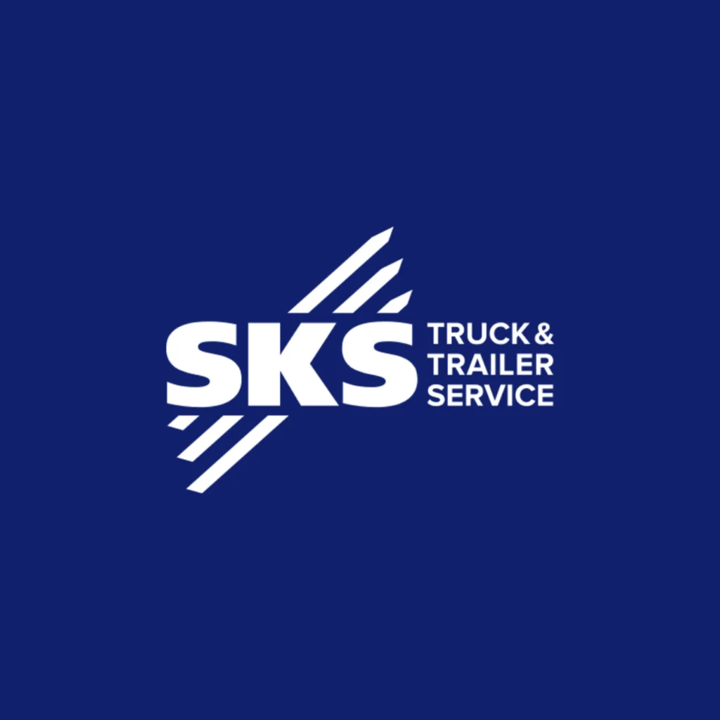 Weisses Logo „SKS Truck & Trailer Service“ mit stilisierten schrägen Linien auf blauem Hintergrund.