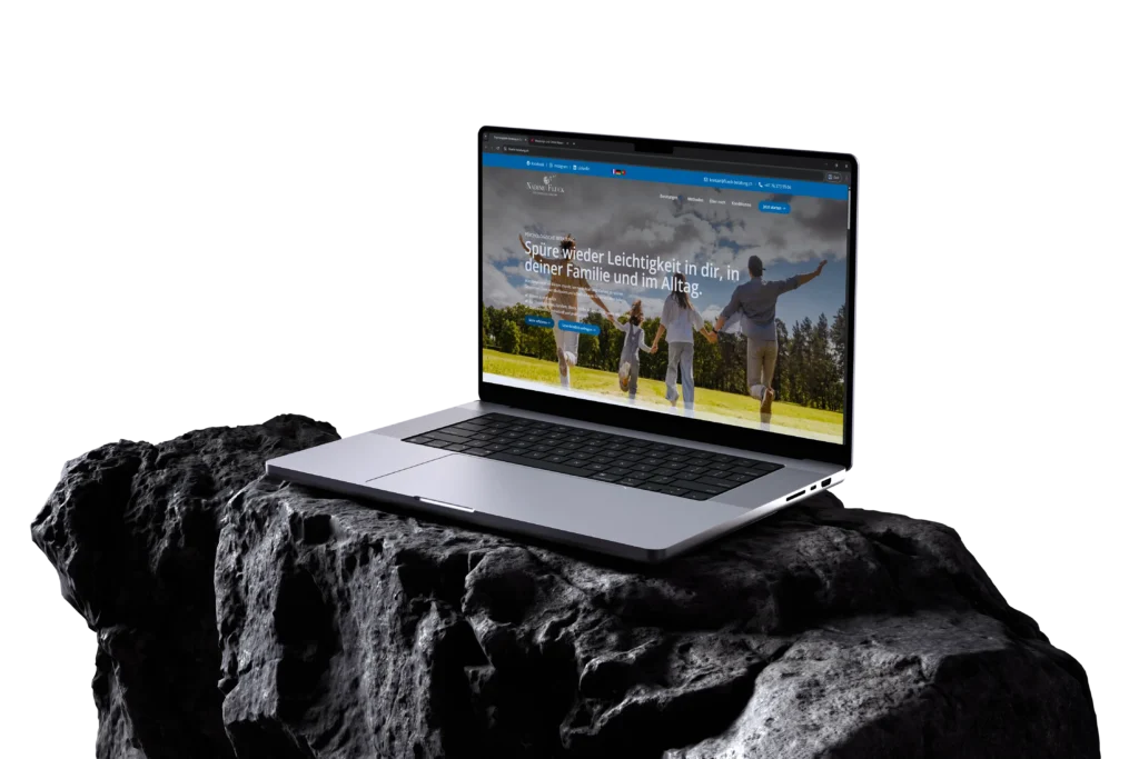 Laptop mit geöffneter Website von Flück Beratung auf einem dunklen Steinpodest vor schwarzem Hintergrund – moderne Business-Website mit emotionalem Hero-Bild einer Familie in Bewegung, klarer Navigation und vertrauensvollem, professionellem Design.