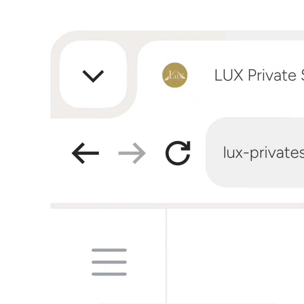 Favicon und Browser-UI von LUX Private Spa: Rundes, gold-beiges Icon mit stilisiertem „LuX“-Monogramm auf hellem Hintergrund, eingebettet in eine minimalistische Browserleiste. Das Design wirkt hochwertig, ruhig und exklusiv und unterstützt die luxuriöse Markenanmutung.