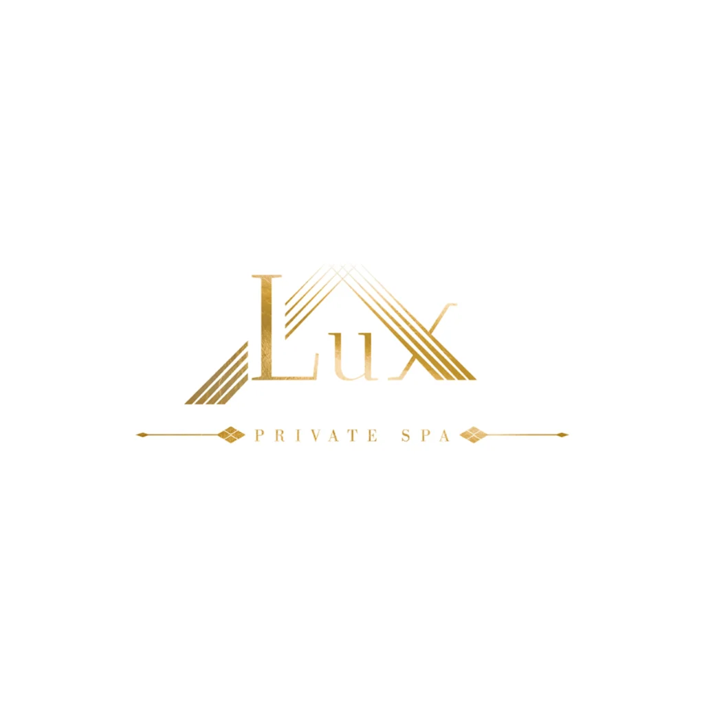 Goldenes Logo von LUX Private Spa auf weißem Hintergrund: Der Schriftzug „LuX“ ist stilisiert und von geometrischen Linien in Dachform umrahmt. Darunter steht „PRIVATE SPA“, flankiert von feinen dekorativen Linien. Das Design wirkt elegant, luxuriös und hochwertig.