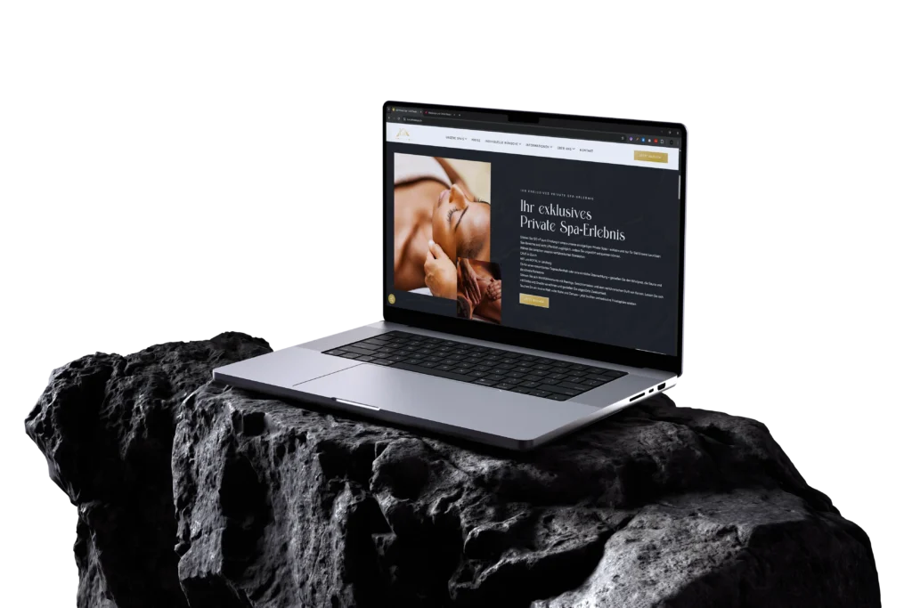 Laptop auf einem dunklen Steinpodest vor schwarzem Hintergrund, auf dem Bildschirm die Website von LUX Private Spa. Zu sehen ist ein elegantes Spa-Design mit dunklem Farbschema, goldenen Akzenten und einem Bild einer entspannenden Massage, das ein exklusives Private-Spa-Erlebnis vermittelt.